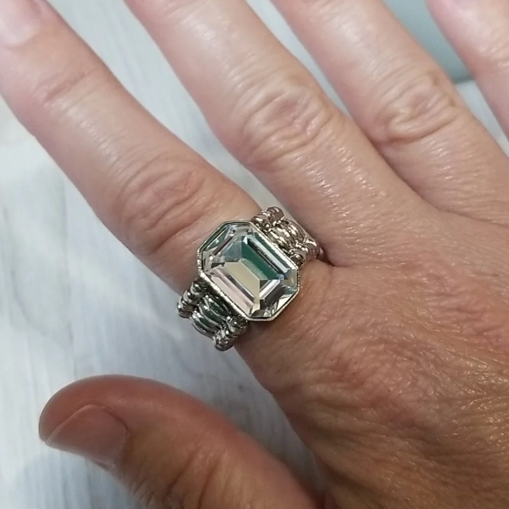 Cookie Lee silver stretch ring with large unique cut gem in the middle NWT